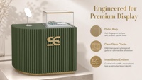 Comptoir de présentation de bijoux sur mesure, armoire incurvée cannelée verte avec cloche en verre trempé et bordure dorée pour boutique et aménagement de magasin de détail