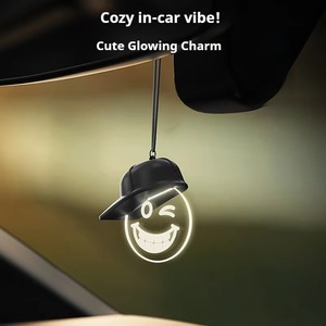 Lampe LED suspendue pour voiture, pendentif lumineux mignon en forme de casquette, accessoire de décoration intérieure - Product Image 1