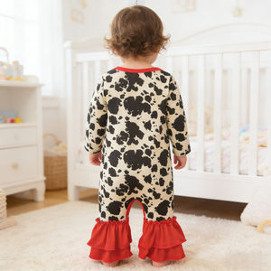 En stock: Pelele de manga larga de seda de leche con estampado de vaca y volantes rojos para bebé, con broches, de fabricantes de ropa para niños pequeños. - Product Image 3