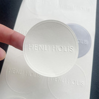 Autocollants personnalisés en papier texturé avec logo en relief, fond blanc transparent pour l'emballage