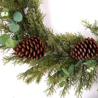 Logo Kustom OEM & ODM Ramah Lingkungan Karangan Bunga Natal Buatan Dalam Ruangan PE Hijau dengan Hiasan Buah Pinus