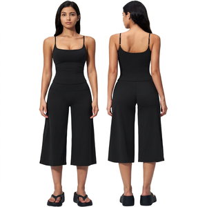 Mono negro sin costuras con tirantes finos, cuello cuadrado, cintura alta, pantalón culotte, sin mangas, color liso, conjunto de yoga - Product Image 1