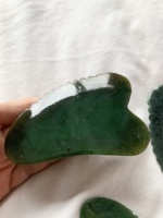 Outil de massage facial personnalisé en jade He Tian, soin de la peau, jade néphrite vert foncé, Gua Sha éclaircissant pour le visage/le cou/le corps