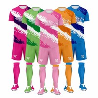 Fabricant de kits de football en polyester en gros, usine chinoise, commande en gros, anti-boulochage, résistant à la décoloration, couleurs durables, cousu