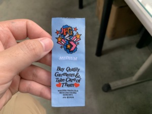 Minimum Sipariş Adedi Olmayan Özelleştirilmiş Giyim Aksesuarları Yüksek Yoğunluklu Uç Katlamalı Marka Damask Boyun Dokuma Etiket Etiketi - Product Image 2