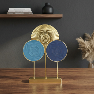 Adorno de Ventilador Metálico Dorado con Detalles Circulares Azules, Decoración de Mesa Moderna para Interiores - Product Image 5