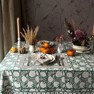 Mantel de Algodón Floral Moderno Hecho a Mano, Elegante y Versátil, en Varios Tamaños, con Diseño Estampado en Bloque, Ideal para Regalos de Acción de Gracias y Navidad - Product Image 1