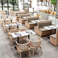 Chinesische Esszimmergarnituren im Standstil: Wandmontierte, quadratische Tische und Stühle mit hoher Rückenlehne aus Holz und Metall für kommerzielle Restaurants