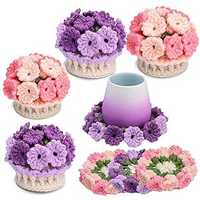 Ensemble de fleurs multicolores au crochet, plantes en pot, tulipes, tournesols, roses, œillets, bouquet coloré, variété de fleurs décoratives pour la table