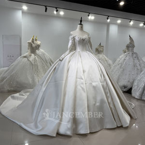 Vestido de Novia de Satén Estilo Vintage Moderno XS182 con Cola de Capilla y Decoración de Flores de Encaje - Product Image 2