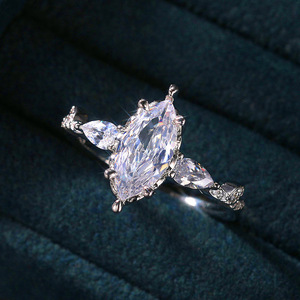 Anello Oversize con Cristalli Marquise per Donne, Accessorio Moda per Uso Quotidiano e Feste - Product Image 3