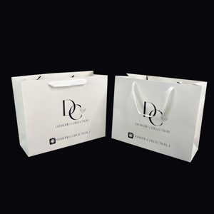 Bolsas de Papel Blancas Personalizadas con Estampado en Caliente Negro - Bolsas de Papel de Lujo con Asas de Cinta Texturizada para Invitados de Boda - Product Image 2