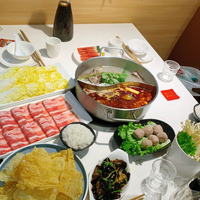 Table de restaurant Dansen en marbre avec foyer intégré sans fumée et barbecue encastré