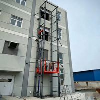 Plateforme élévatrice verticale robuste pour le levage de marchandises en atelier avec rail de guidage fixe
