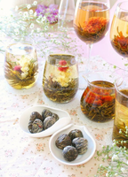 Boules de thé fleuri personnalisées aux saveurs de fruits, thé vert biologique, faible MOQ, faites à la main, parfum mangue, ananas, fraise
