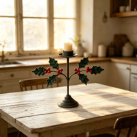 Chandelier de Noël artisanal en fer avec feuilles de houx et baies rouges, centre de table rustique pour les fêtes, décoration intérieure