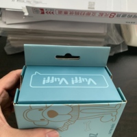 Boîtes en carton ondulé colorées personnalisées avec logo imprimé sur mesure, emballage durable pour vêtements, doublure en éponge, matériaux recyclés