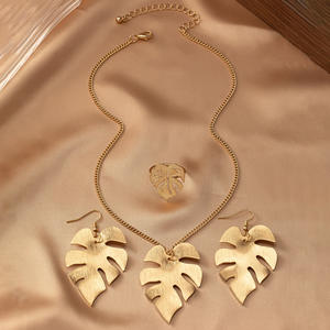 Vente en gros de colliers et boucles d'oreilles à feuilles creuses Parure de bijoux rétro de luxe tendance - Product Image 5