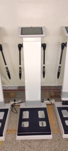 เครื่องชั่งน้ำหนักแบบแบ่งส่วนความแม่นยำสูง BIA วัดค่า <span class=keywords><strong>BMI</strong></span> ด้วยระบบชีวอิมพีแดนซ์  เครื่องชั่งไขมันอัจฉริยะ  ใช้งานได้ทั่วโลก (AU/US/IT/ZA) วัสดุ ABS รับประกัน 1 ปี - Product Image 2