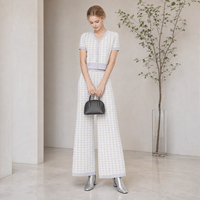 Ensemble chic en tricot gris pied-de-poule 2 pièces pour femme, haut à manches courtes et col en V et pantalon large pour une garde-robe sophistiquée