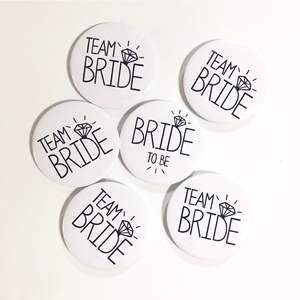Ensemble de badges pour l'équipe de <span class=keywords><strong>la</strong></span> mariée, écharpe de future mariée avec épingle pour <span class=keywords><strong>la</strong></span> fête prénuptiale, soirées entre filles, décorations et fournitures - Product Image 6