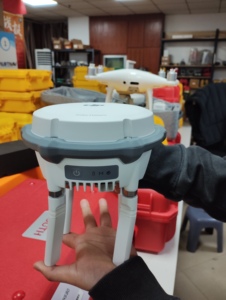 Equipo de Topografía DJI D-RTK3 Base GPS/GNSS RTK de Alta Fiabilidad con Software, Resistente al Agua IP68, 5G/WiFi/Bluetooth, Batería de 6500mAh - Product Image 3