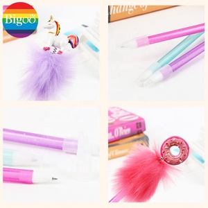<span class=keywords><strong>Penna</strong></span> a sfera variopinta del pompon <span class=keywords><strong>con</strong></span> progettazione della <span class=keywords><strong>penna</strong></span> della piuma della ricarica della ciambella 0.7mm dell'<span class=keywords><strong>unicorno</strong></span> dell'arcobaleno per promozionale o il regalo - Product Image 6