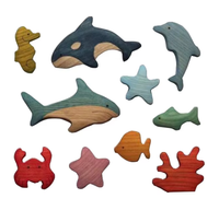 Décoration artisanale en bois sur le thème des animaux marins : requin, baleine, dauphin, hippocampe, crabe, étoile de mer, poisson, corail, jouets