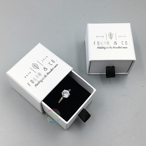 Cajas de Joyería de Cartón Rígido con Logotipo Personalizado Impreso en Blanco de Lujo al por Mayor, con Forro de Esponja - Product Image 1