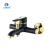 Robinet de douche mural moderne à poignée unique en chrome avec cartouche en céramique durable à haut débit