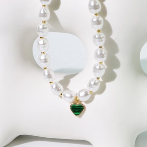Collier pendentif en forme de cœur en coquille <span class=keywords><strong>d</strong></span>'émeraude avec perles imitation <span class=keywords><strong>perle</strong></span> plaqué or 18 carats vintage classique fait à la main pour femmes Cadeau - Product Image 4