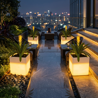 Pot Bunga LED Taman Luar Ruangan Persegi Besar Beriluminasi, Tahan Air, Dilengkapi Remote Control, Berperingkat IP65, Tenaga Surya DC, 40x40x40cm, Warna Putih Hangat