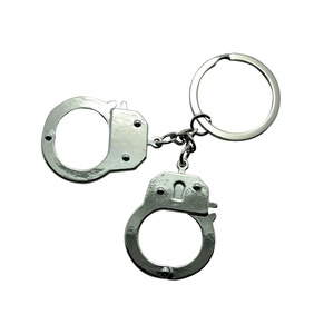 Tùy Chỉnh 2021 Bán Hot Dễ Thương Mini Phiên Bản Revolver Và Còng Tay Keyring Kẽm Hợp Kim Kim Loại Mặt Dây Chuyền <span class=keywords><strong>Key</strong></span> Ring <span class=keywords><strong>Keychain</strong></span> - Product Image 2