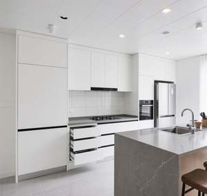 Gabinetes de Cocina Modulares Modernos Blancos SANTOPOVA con Tiradores Negros, Estantes Abiertos y Encimera de Cuarzo Gris - Product Image 2