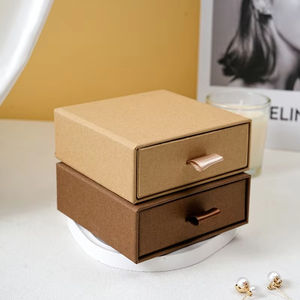 Caja de Joyería Portátil de Alta Calidad, Caja Rígida con Forro de Esponja y Logotipo Estampado en Oro para Collares, Anillos y Pendientes - Product Image 1