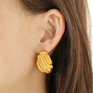 เครื่องประดับแฟชั่นกันน้ำ ชุบทอง 18K PVD ขายส่งแบบคละแบบ ต่างหูสแตนเลสรูปหัวใจ ผีเสื้อ ดอกไม้ ขนาดใหญ่ สำหรับผู้หญิง - Product Image 5