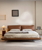 Lit double inclinable en cuir et bois massif de style rétro moderne à pieds hauts pour chambre à coucher