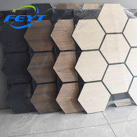 Panneaux muraux de décoration intérieure moderne, placage bois MDF, panneaux acoustiques hexagonaux à lattes avec panneau en feutre PET absorbant le son