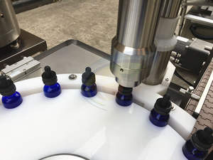 Machine de remplissage entièrement automatique pour liquides et huiles cutanées en bouteilles – Composants essentiels pour l'emballage facile – PLC à engrenages pour huiles essentielles et boissons - Product Image 2