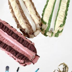 Pochette de voyage en coton écologique fraîche et personnalisée pour femme, idéale pour mariage ou demoiselle d'honneur, avec fermeture éclair rayée et grande capacité - Product Image 2