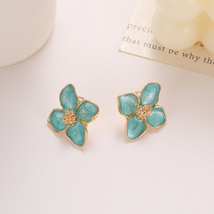 Pendientes Elegantes de Metal Esmaltado con Forma de Flor para Mujer, Aretes Retro con Forma de Flor Blanca, Negra, Verde y Roja, Joyería - Product Image 6