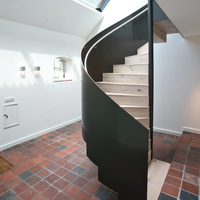Escalier en colimaçon moderne en bois massif avec garde-corps en verre, pour appartement et hôtel, colonne centrale en acier au carbone, idéal pour petits espaces