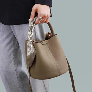 Bolso Tipo Cubo Minimalista Vintage de Cuero Granulado Impermeable con Correa Desmontable y Cierre Magnético para el Uso Diario - Product Image 2