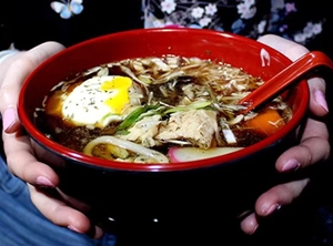 Bol à pâtes et à soupe Miso de grande capacité, 4 pièces, avec cuillères - Couleurs rouge et noir - 40 onces - Product Image 5