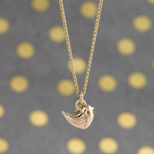 Collana con Ciondolo Uccello Dorato, Catena a Maglia Box, Gioiello Minimalista Unisex per Uso Quotidiano - Product Image 1