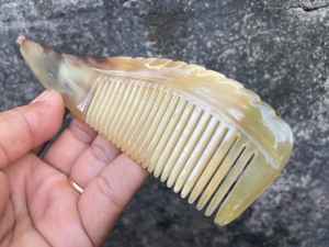 Peigne à cheveux en corne de buffle de qualité supérieure, peigne à dents larges fabriqué à la main, lisse et doux pour le cuir chevelu, adapté aux hommes et aux femmes, pour le coiffage des cheveux - Product Image 4