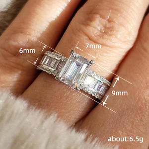 Anillo de Compromiso de Diamantes de Corte Esmeralda en Oro Blanco para Mujer Q298 con Piedras Laterales Baguette, Diamante Natural Color D - Product Image 5