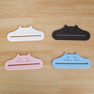 Dispenser per alimenti per animali domestici a forma di gatto, strumento di alimentazione in plastica da 3 pollici per uso interno - Product Image 2