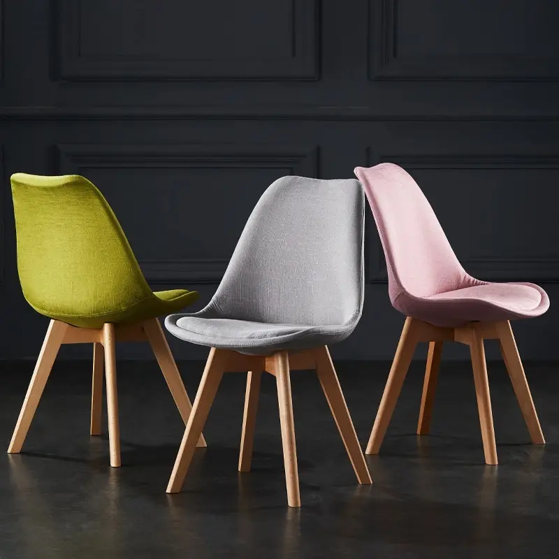 Échantillon gratuit de meubles de maison modernes design en plastique nouveau style en bois de tulipe brute pieds en bois chaise vente en gros bon marché chaises de salle à manger