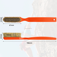 Brosse en plastique One Stone pour prises d'escalade en bois et hangboard